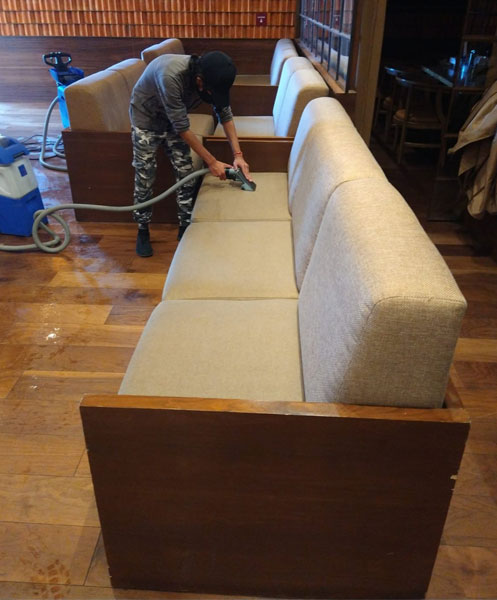 Red Clean lavando y desinfectando sala